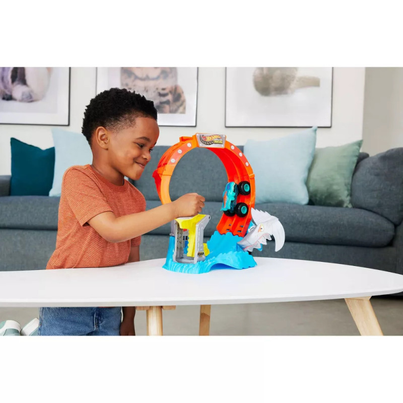 Ігровий набір монстр Атака акули Hot Wheels Monster Trucks Corkscrew Shark Smash Track Set