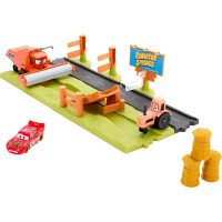 Ігровий набір Mattel Disney and Pixar Cars Playset with 3 Toy Vehicles